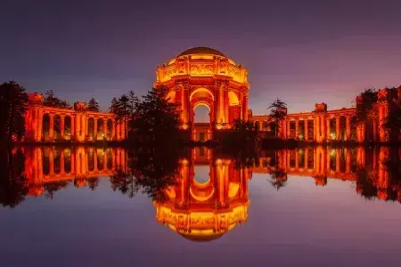 Palais des Beaux-Arts la nuit.